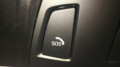 BMWエマージェンシーサービスのボタンSOSの文字